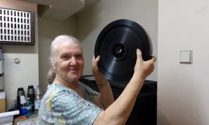 „Acum sînt zece spectatori Doi se pupă şi ceilalţi dorm” jpeg