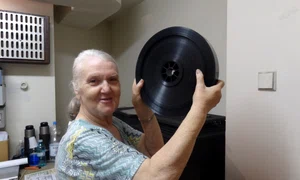„Acum sînt zece spectatori Doi se pupă şi ceilalţi dorm” jpeg