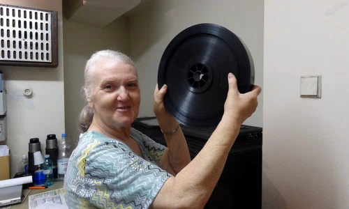„Acum sînt zece spectatori  Doi se pupă şi ceilalţi dorm” jpeg