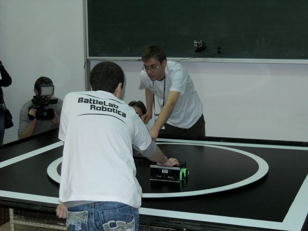 Studenţii clujeni s-au întrecut într-o competiţie de sumo pentru roboţi FOTO: Florina Pop