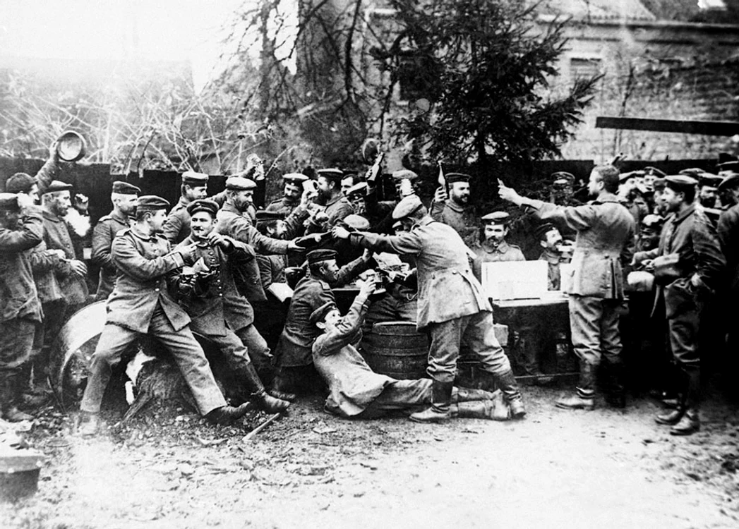 Soldaţii germani sărbătoresc Crăciunul pe front,  în decembrie 1914.
