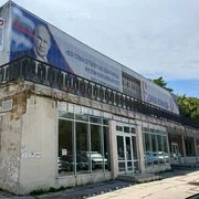 Oameni trec pe lângă un panou cu portretul lui Putin, în Sevastopol, Crimeea 