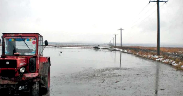 Traficul a fost blocat din cauza apei (Arhiva Adevărul)