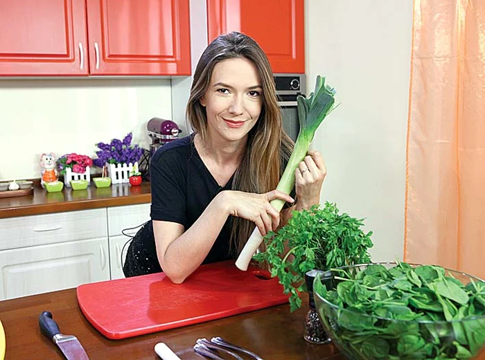 Adelei îi plac mult  şi verdeţurile de  primăvară, pe care  le foloseşte la  delicioasele  ei salate