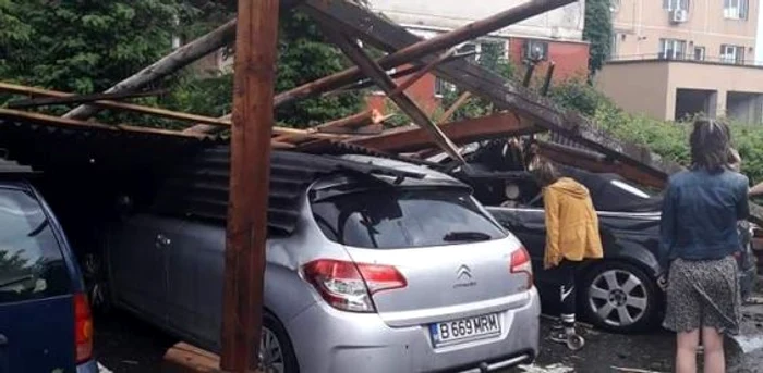 Mai multe acoperişuri au fost luate de vânt. FOTO: Facebook Marian Gulin