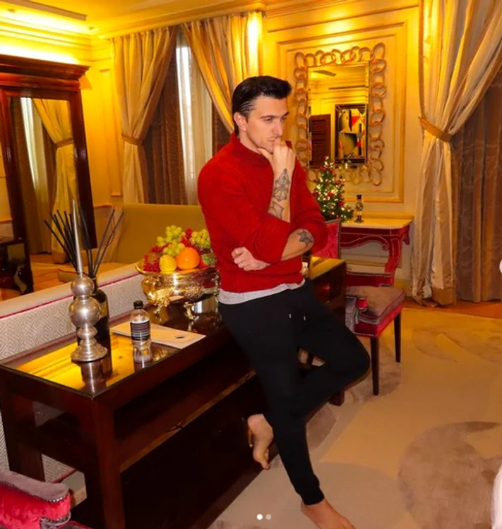 
    În timp ce  autorităţile române  îl aşteaptă acasă pentru  a-l încarcera, omul de  afaceri a închiriat cu  3.000 de euro pe noapte  o vilă în Mykonos  