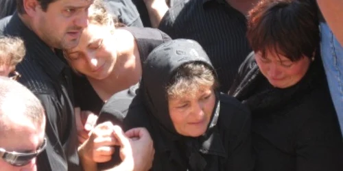 Bacău: Victima din Comănești, condusă pe ultimul drum de Ionuț Iftimoaie(GALERIE FOTO ȘI VIDEO)