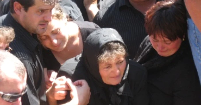 Bacău: Victima din Comănești, condusă pe ultimul drum de Ionuț Iftimoaie(GALERIE FOTO ȘI VIDEO)