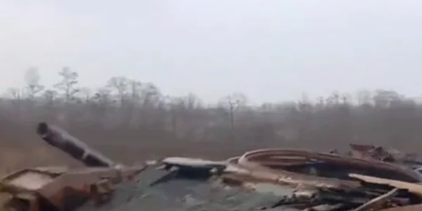 Un alt tanc T-90M, „mândria” lui Putin, distrus în coloană  Foto: Captură video