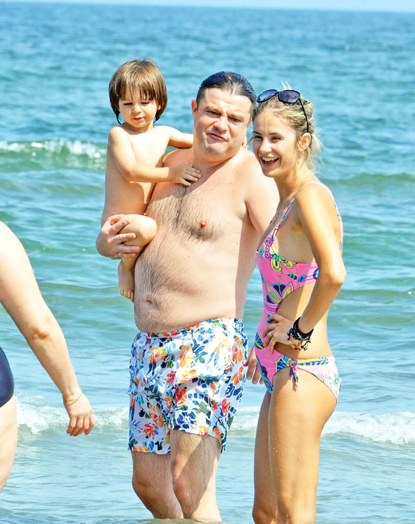 
    Mereu pus pe şotii, Duban şi-a distrat familia la malul măriiFoto: Mihai Ionescu /Alex Muscaliu  