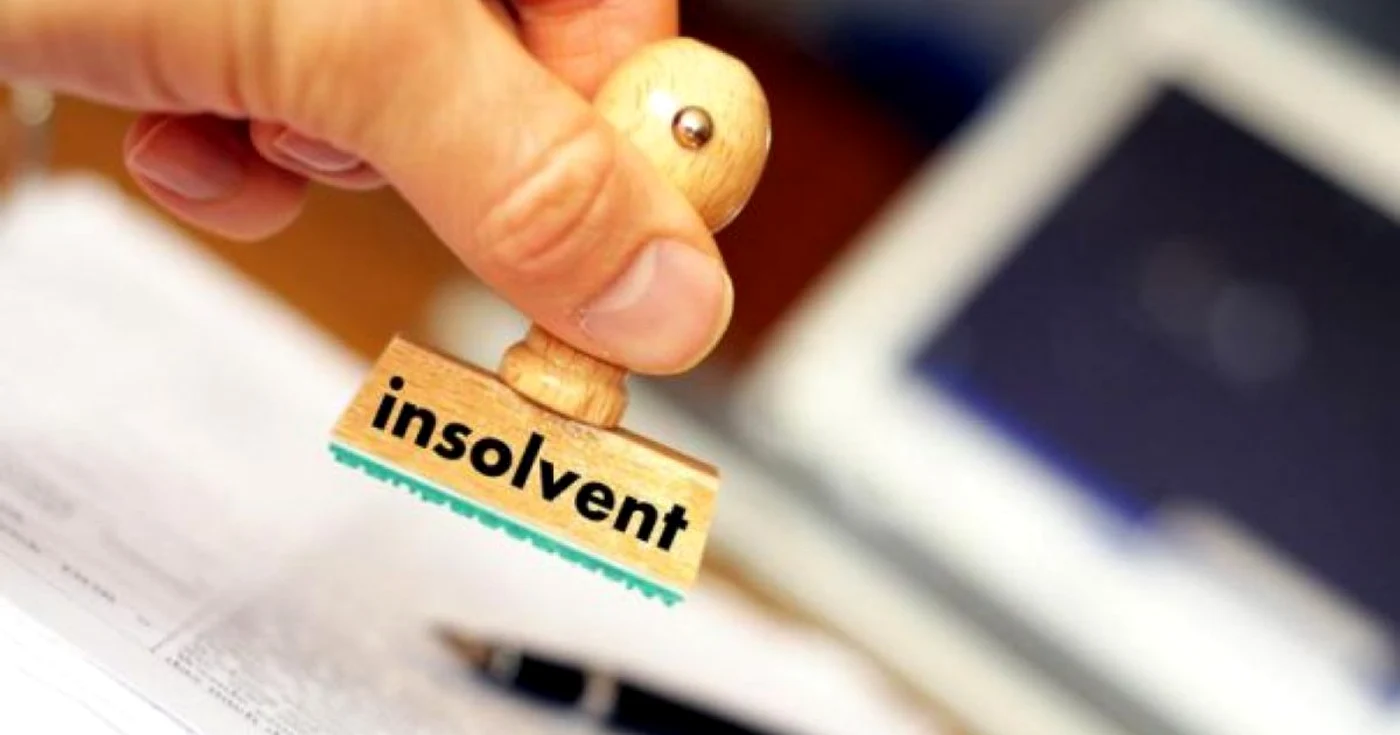 Cineva pune o ștampilă pe care scrie insolvent