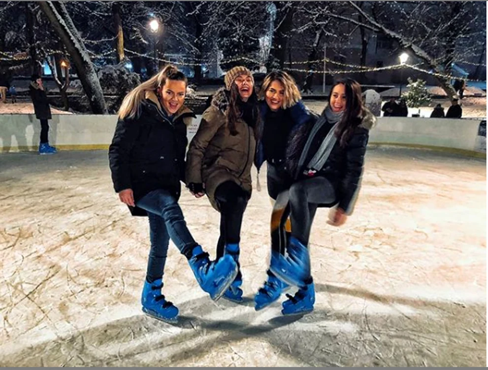 Lidia Buble s-a distrat cu surorile ei la patinoar
