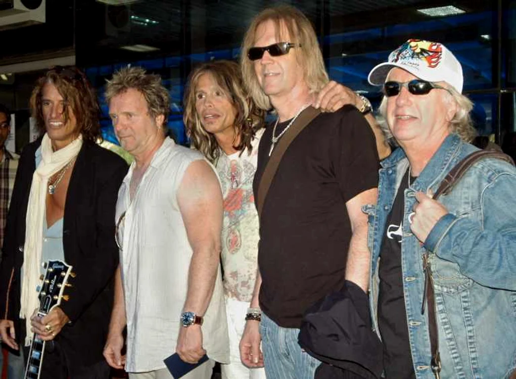 
    Aerosmith, de la stânga la dreapta: Joe Perry, Joey Cramer, Steven Tyler, Tom Hamilton şi Brad Whitford  