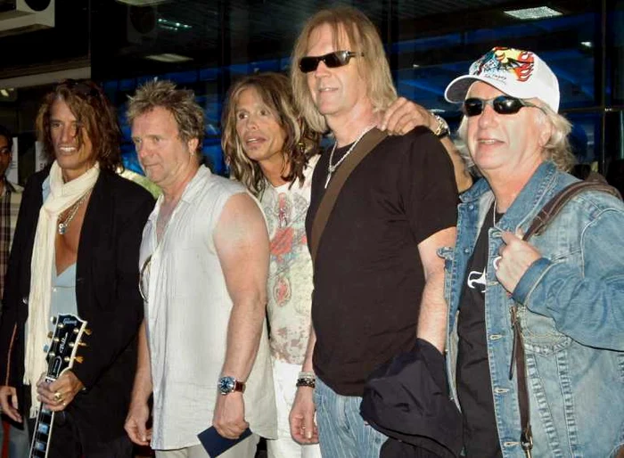 Aerosmith, de la stânga la dreapta: Joe Perry, Joey Cramer, Steven Tyler, Tom Hamilton şi Brad Whitford