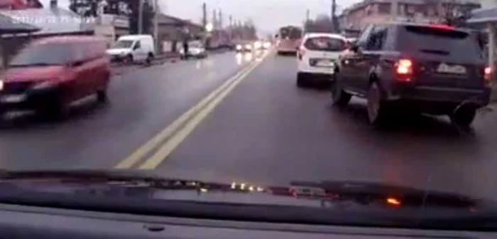 Şoferul maşinii Range Rover surprins conducând cu agresivitate FOTO Facebook/ Radar Oficial Iaşi