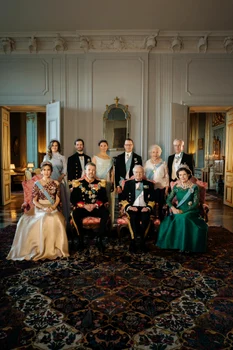 Regina Mary și Regele Frederik alături de familia regală suedeză