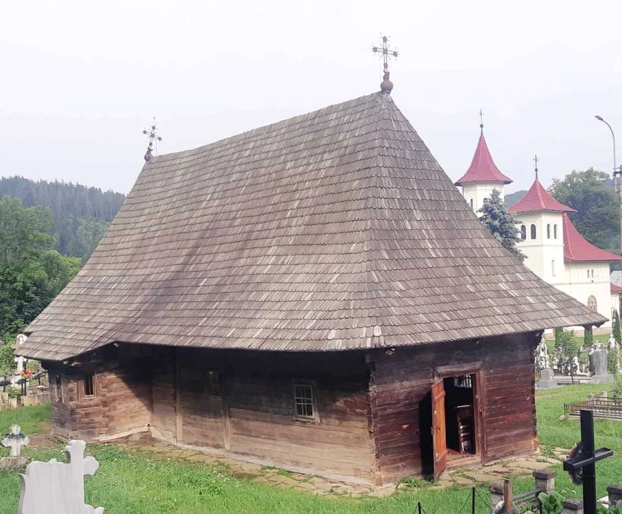 
    Biserica de lemn de la Putna a fost construită într-o localitate vecină de domnitorul Dragoș Vodă dar a fost mutată în actuala locație de Ștefan cel MareFoto: forestmania.ro  