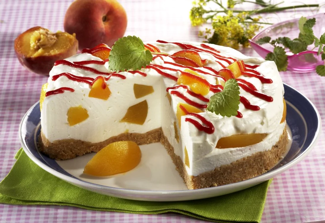 tort cu crema de iaurt si piersici jpeg