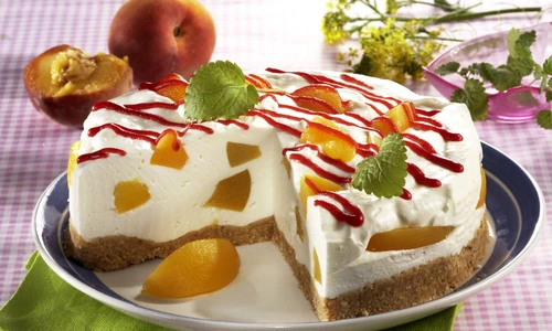 tort cu crema de iaurt si piersici jpeg