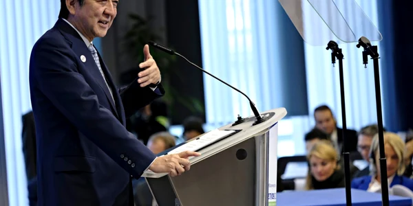 Shinzo Abe ţine un discurs a Bruxelles 2019 FOTO SHUTTERSTOCK