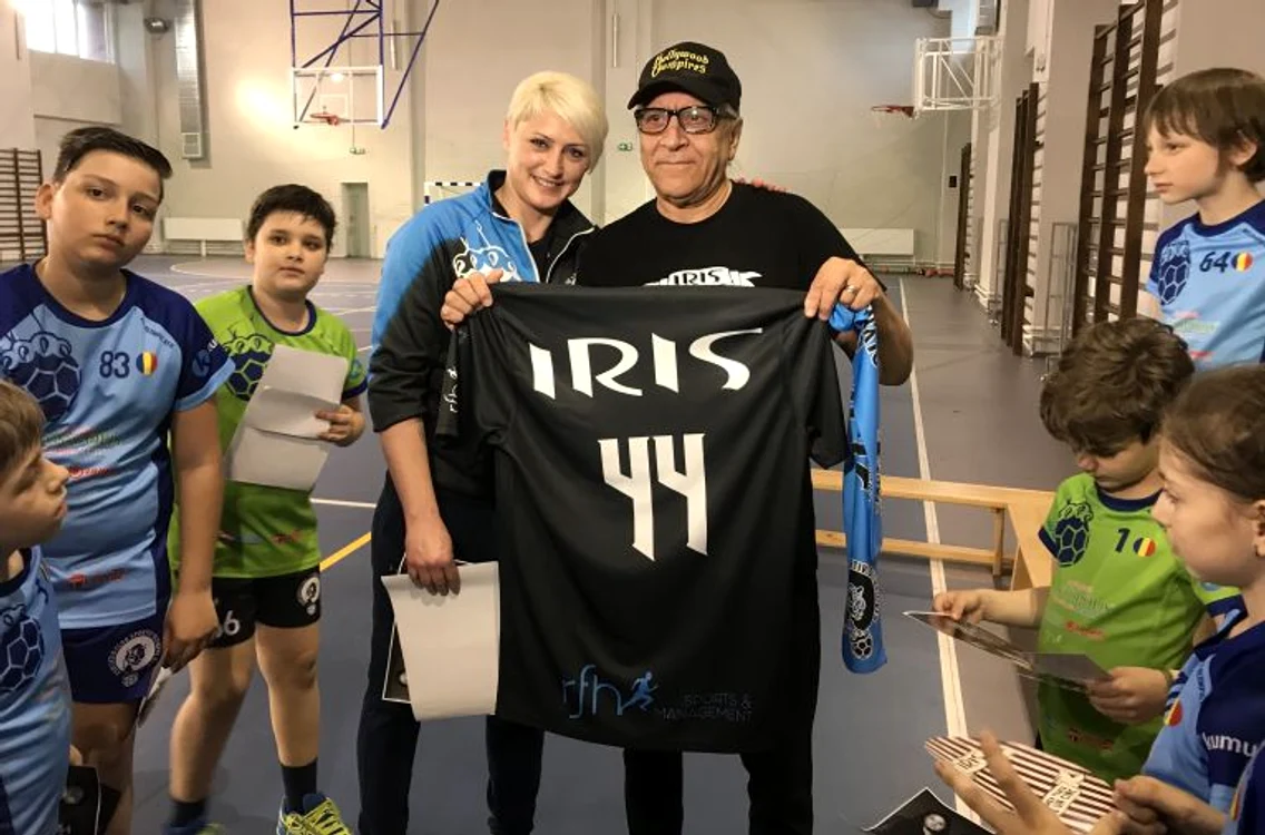 Nelu Dumitrescu a primit un tricou personalizat din partea echipei de handbal Olympic Team