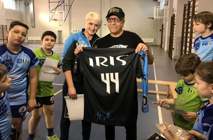Nelu Dumitrescu a primit un tricou personalizat din partea echipei de handbal Olympic Team