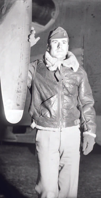 Un aviator american poartă o geacă de piele model G-1, ușor de recunoscut după gulerul din blană. G-1 era unul dintre cele două modele de geacă de aviator purtate de piloții americani.
