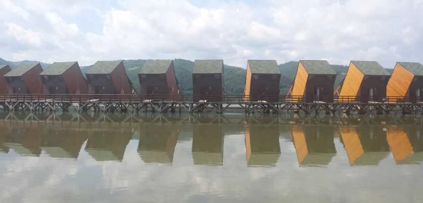 Bungalouri plutitoare pe Dunăre FOTO Ştefan Both