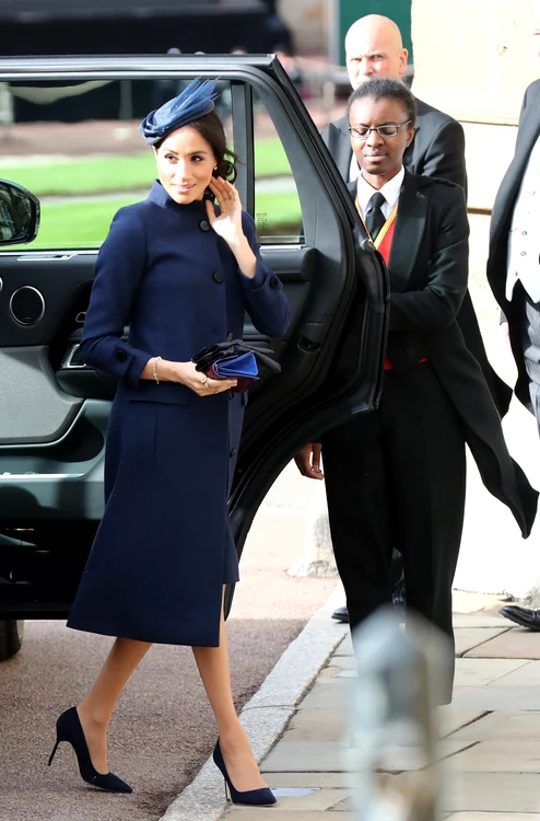 Meghan Markle s-a îmbrăcat în bleumarin din cap până-n picioare la nunta Prințesei Eugenie