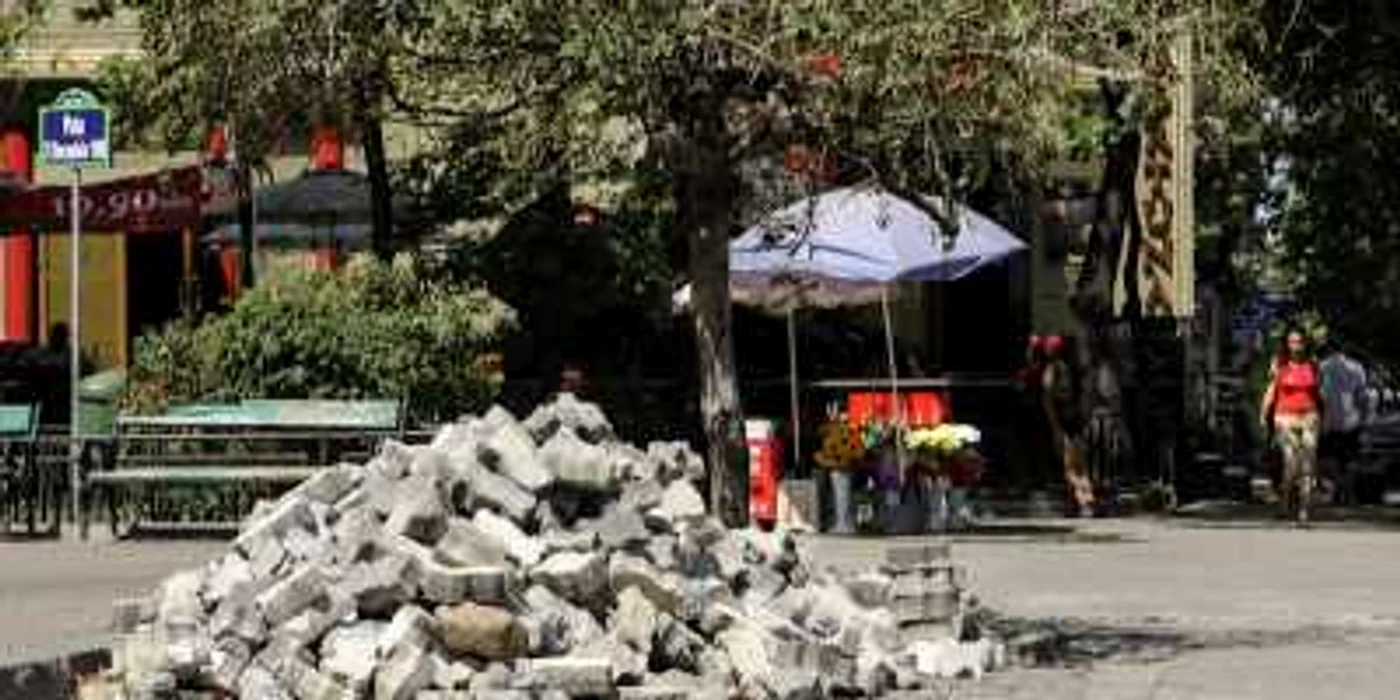 În Bucureşti, piatra cubică din granit a fost înlocuită în cea mia mare parte cu asfalt sau cu cărămizi de ciment, uşor casante. FOTO Adevărul