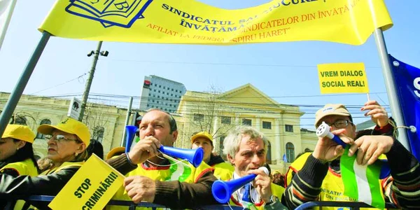 Profesorii au protestat în faţa Guvernului