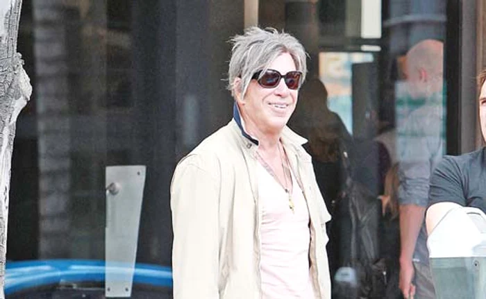 
    Mickey Rourke  este de nerecunoscut  la 66 de ani  