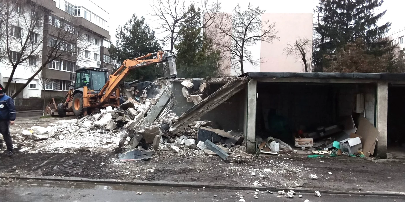 Sectorul 6 demolează garajele de beton sau tablă de pe domeniul public. Foto: primaria6.ro