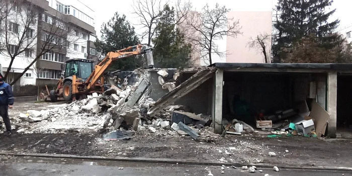 Sectorul 6 demolează garajele de beton sau tablă de pe domeniul public. Foto: primaria6.ro