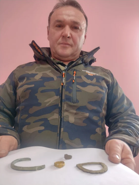 Obiectele au fost găsite, duminică, cu ajutorul unui detector de metale. Foto: Primăria Brusturi