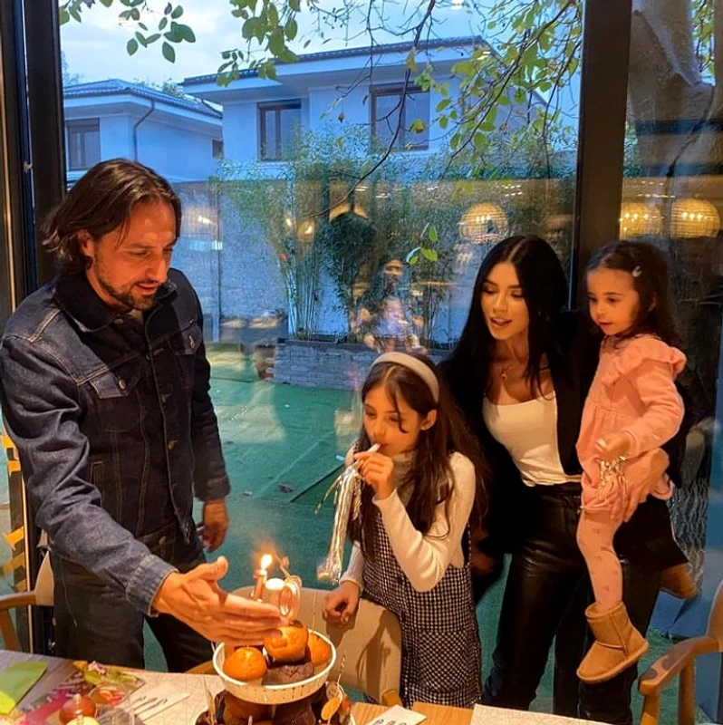 Cristina și Denis Ștefan au două fetițe, Dominiq și Delia sursa Instagram 