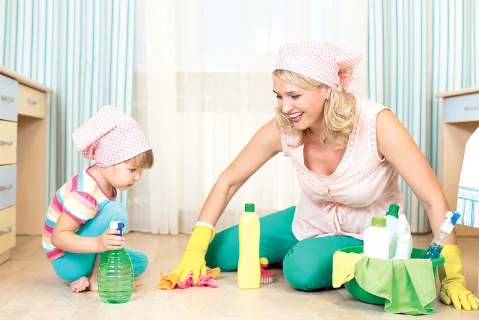 
    Decât să laşi copilul în faţa  televizorului cât timp tu faci  curăţenie prin casă, mai bine  îl implici şi pe el în treburile  “celor mari”. Se va simţi  important, “de ajutor”  