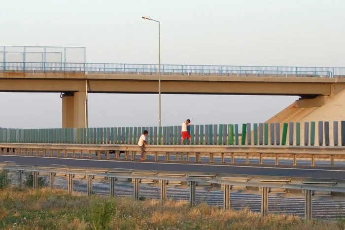 Copii escaladând gardul de pe Autostrada Soarelui