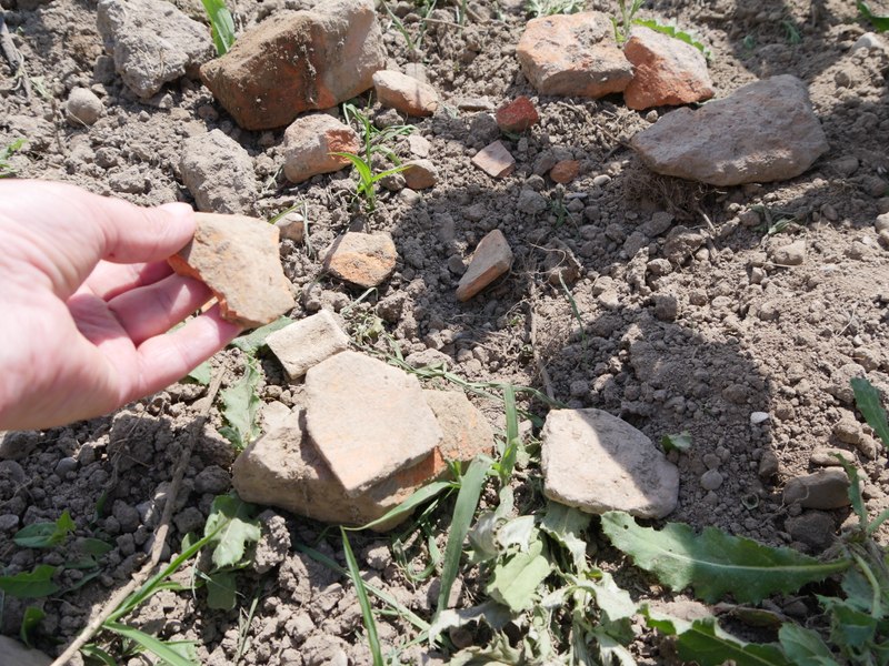 Vestigii romane vechi de două milenii, distruse de plugurile tractoarelor într-o comună din Gorj