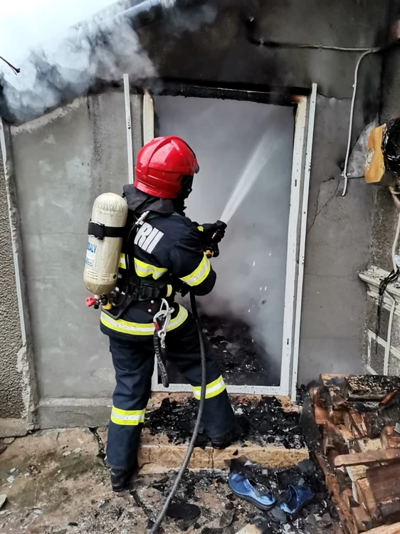 Pompierii au lichidat incendiul după aproape 2 ore de luptă cu focul FOTO Facebook/ISU Călăraşi