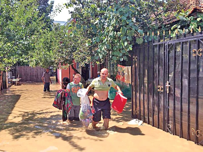 Oamenii au încercat să mai salveze câteva bunuri din calea apelor