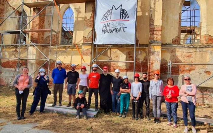 Conservarea ruinelor bisericii romano catolice de la Ofseniţa FOTO Facebook/Ambulanţa pentru Monumente