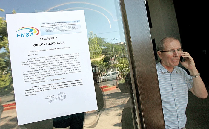 La intrarea în primăriile care au făcut grevă, au fost puse afișe cu revendicări ale sindicatului care a organizat protestulFoto: Sever Gheorghe