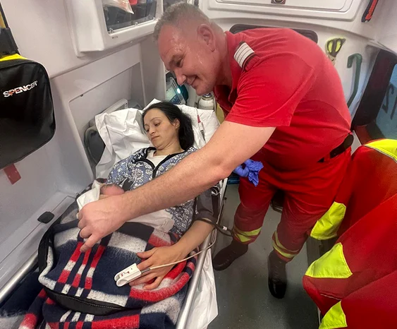 Pompierii au asistat-o pe tânără să își aducă pe lume bebelușul FOTO ISU Vaslui