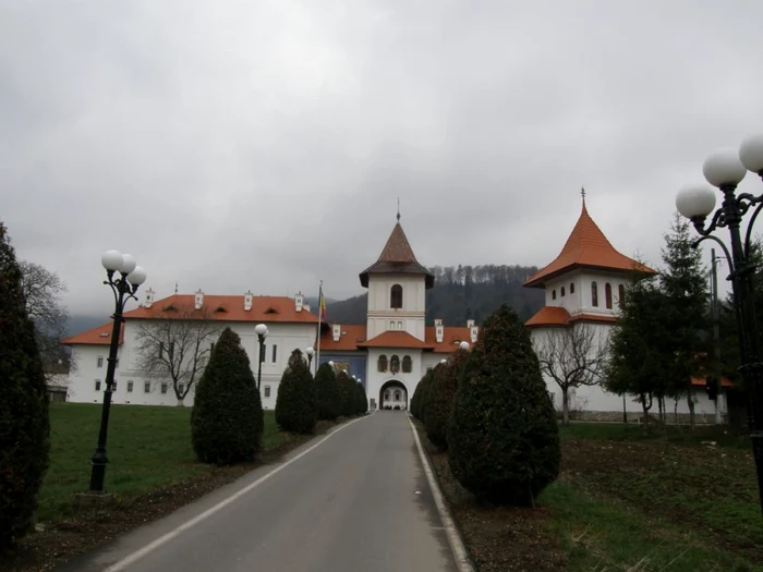 Mănăstirea de la Sâmbăta este cel mai vizitat lăcaş de cult din judeţ. FOTOArhivă.