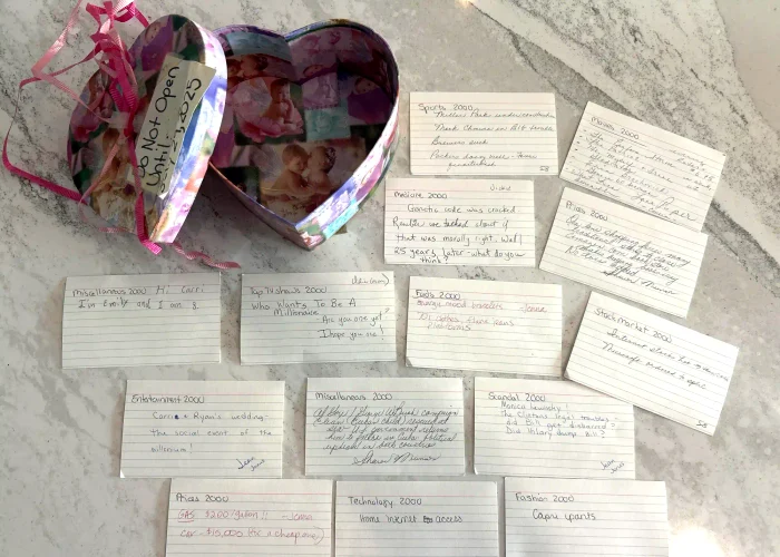 Cartonașele cu mesaje scrise de mână, găsite în cutie FOTO: Carri Anne