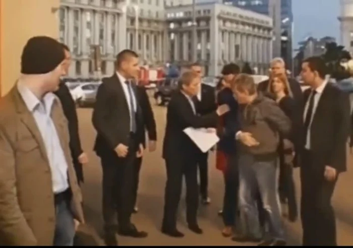 
    Dacian Cioloș îl împinge pe ofițerul SPP care nu voia să lase un cetățean să se apropie de primul ministruSursă: Facebook  