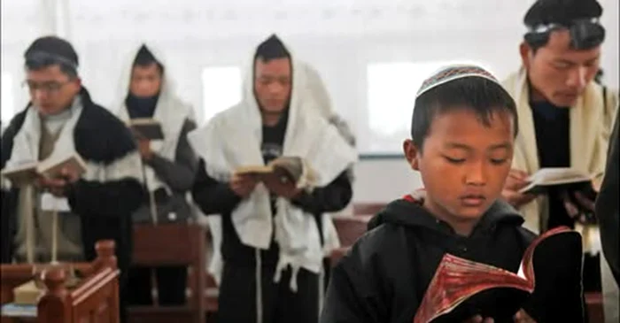 Bnei Menashe se roagă în sinagogă înainte de plecarea în Israel. Foto: AP
