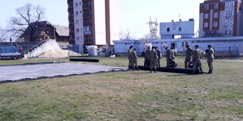A început ridicarea spitalului militar mobil