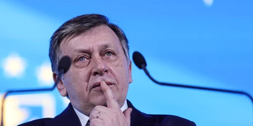 Consiliul Național al PNL pentru validarea lui Crin Antonescu în rolul de candidat al alianței PSD-PNL-UDMR-Minorități la alegerile prezidențiale din mai 2025, desfășurat la Palatul Parlamentului, în București. FOTO Inquam Photos / Octav Ganea